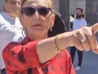Erdal Beşikçioğlu’na destek için belediyeye gelen kadın: Adam geldi, Atatürk’ün resmini yaptırdı