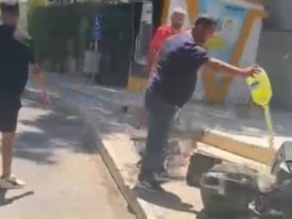 Antalya'da 839 bin liralık cezaya kızdı, ses sistemini belediye önünde yaktı