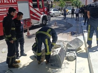 Antalya'da cezaya kızıp ses sistemini belediye önünde yakan şüpheli tutuklandı