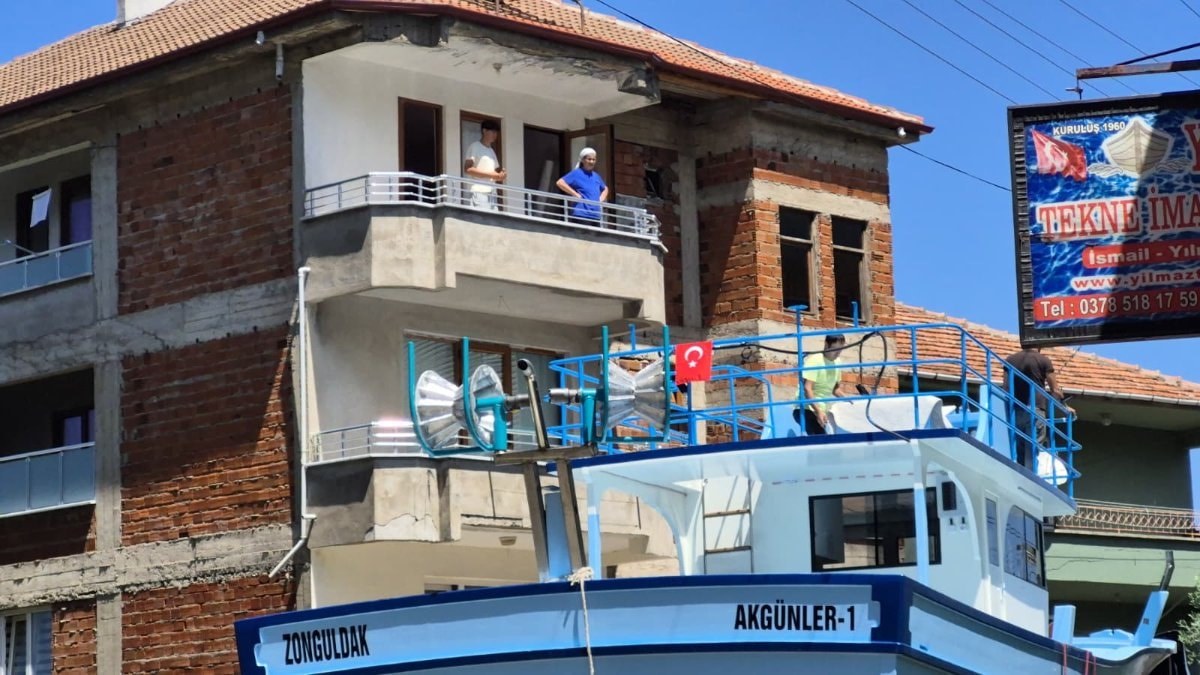 Bartın'da vatandaşlar tekneyi karadan yürüttü