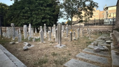 Fatih'te tarihi hazireye saldırı: 7 mezar taşı tahrip edildi