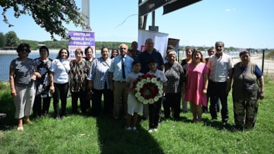 Edirne’de Roman Soykırımı kurbanları anıldı: Meriç Nehri’ne karanfiller bırakıldı