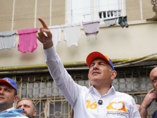 Paşinyan saatler sonra yeniden başbakan: Ermenistan'da yeni parlamento göreve başladı