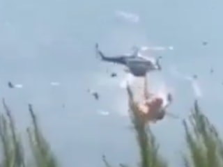 Yunanistan'da yangın söndürme operasyonundaki iki helikopter havada çarpıştı