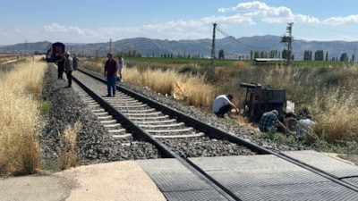 Afyonkarahisar'da pat pata tren çarptı: 1 ölü 2 yaralı