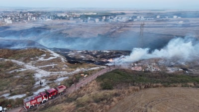 Balıkesir'de otluk arazi ve çöp yangını söndürüldü