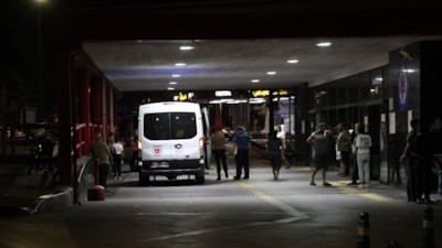 İzmir'de motosiklet bariyerlere çarptı: Sürücüsü hayatını kaybetti, arkadaşı ağır yaralı