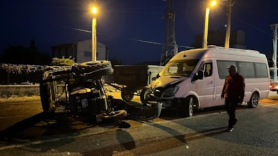 Afyonkarahisar'da minibüs ile traktör çarpıştı: 6 yaralı