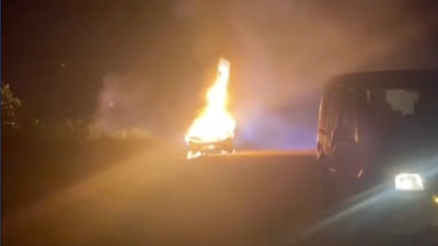 Düzce'de otomobil seyir halindeyken alev aldı