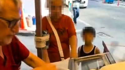 Adana'da lahmacun istediği annesini azarlayan satıcının tezgahı kaldırıldı: Çocuğun sözleri yürekleri sızlattı