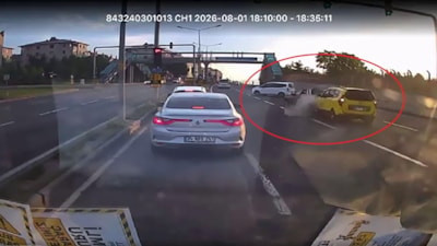 Erzurum'da kaçırdığı sapağa dönmeye çalışırken zincirleme kazaya neden oldu