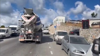 İstanbul'da yola beton döken mikser trafikten men edildi