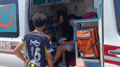 Antalya'da motosikletle gezen çocuklar kaza yaptı
