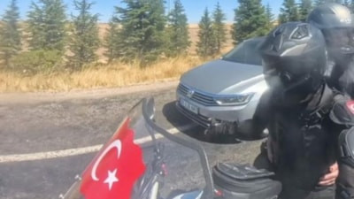 Eskişehir'de otomobil sürücüsü, motosikletin sağından teğet geçti