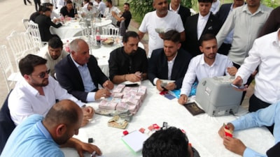 Van'da aşiret düğününde bavullarla para taşıdılar: 20 milyon lira para, kilolarla altın