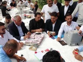 Van'da aşiret düğününde bavullarla para taşıdılar: 20 milyon lira para, kilolarla altın