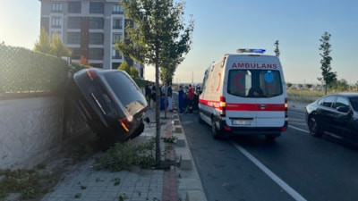 Tekirdağ'da kaldırımı aşan otomobil, istinat duvarında yan durdu