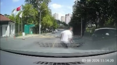 İstanbul'da yokuştan kayan aracı fark edip otomobilinden inerek koştu: Kaputundan tutarak durdurdu