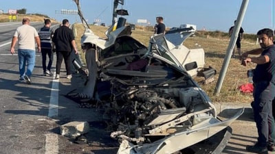 Tekirdağ'da direğe çarpıp ikiye bölünen otomobilden sağ çıktı