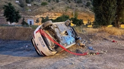 Nevşehir'de gelin aracının lastiği patladı, otomobil takla attı