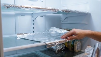 Ev hanımlarının yeni pratiği: Buzdolabına alüminyum folyo sermenin nedeni ortaya çıktı