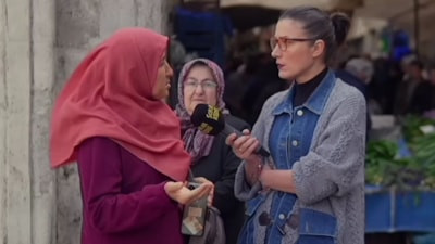 Mikrofon uzattığı başörtülü kadının yorumlarına gerilen kişinin tavırları yeniden gündemde