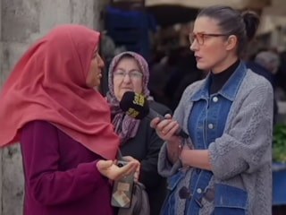 Mikrofon uzattığı başörtülü kadının yorumlarına gerilen kişinin tavırları yeniden gündemde