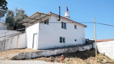 Muğla'da psikolojik sorunları olan imamın lojmanından tonlarca çöp çıktı