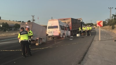Malatya'da işçi minibüsü tıra çarptı: 3'ü ağır 18 yaralı