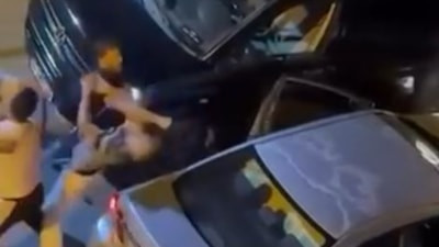 İstanbul'da yol verme kavgası: Tekme ve yumruklarla birbirlerine saldırdılar