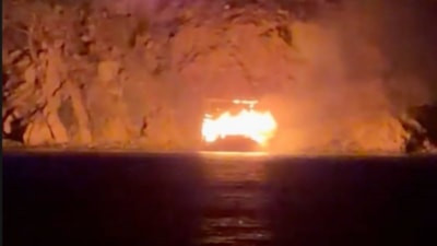 Antalya'da koyda demirli tur teknesi yandı