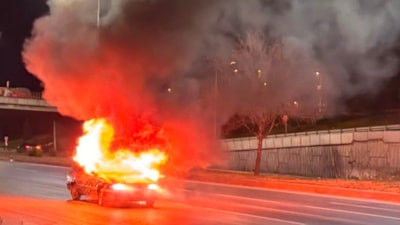 Eskişehir’de seyir halindeki otomobil alev aldı: Sürücü yaralandı