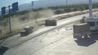 Malatya'da kamyonet ile çarpışan otomobil devrildi: 3 yaralı