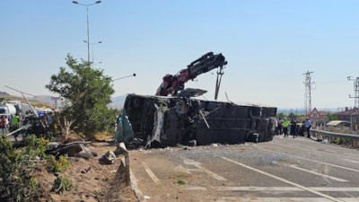 Kayseri'de yolcu otobüsü devrildi: 1 ölü, 24 yaralı