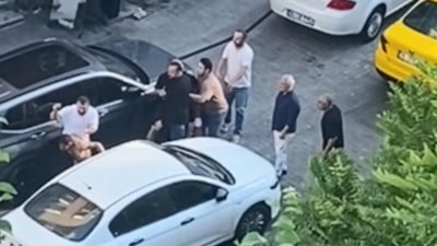 İstanbul'da yarı çıplak önüne atladığı motosikletliyi düşürdü: Duba, sopa ve tekmeyle darbedildi