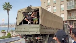 İspanya'da sınır dışı edilmek üzere toplanan Faslılar, kamyon kasasından kaçtı