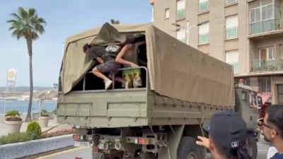 İspanya'da sınır dışı edilmek üzere toplanan Faslılar, kamyon kasasından kaçtı