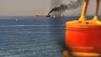 İstanbul'da arıza yapan gemiden dumanlar yükseldi