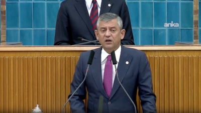 Özgür Özel, Yeni Parti'nin ilk grup toplantısında partinin adını karıştırdı