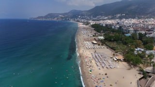 Antalya'da tatilciler deniz ve güneşin tadını çıkardı