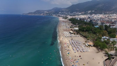 Antalya'da tatilciler deniz ve güneşin tadını çıkardı