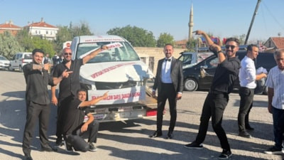 Nevşehir'de damada ilginç hediye: Arkadaşları hurda otomobil taktı
