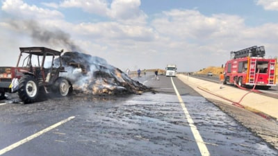 Tekirdağ'da saman balyası yüklü römork alev alev yandı