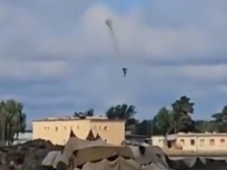 Rusya'da gösteri sırasında yere çakılan paraşütçü öldü