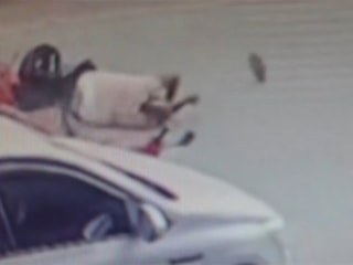 Adana'da otomobilin açılan kapısına çarpan motosikletli ağır yaralandı