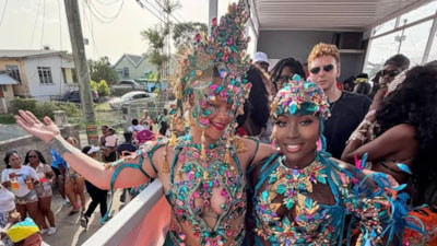 Rihanna ülkesi Barbados'ta festivale renkli kostümle katıldı