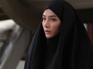 Aybüke Pusat rolü için çarşafa girdi! Set kareleri gündem oldu
