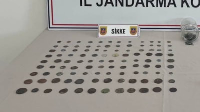 Yalova’da durdurulan araçta 228 sikke ile 28 tarihi obje ele geçirildi