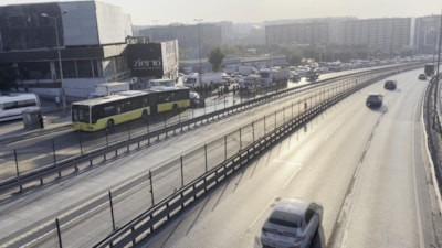 İstanbul'da otomobil İETT otobüsüne çarptı