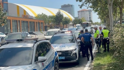 Tekirdağ'da yayalara yol veren polis aracına otomobil çarptı